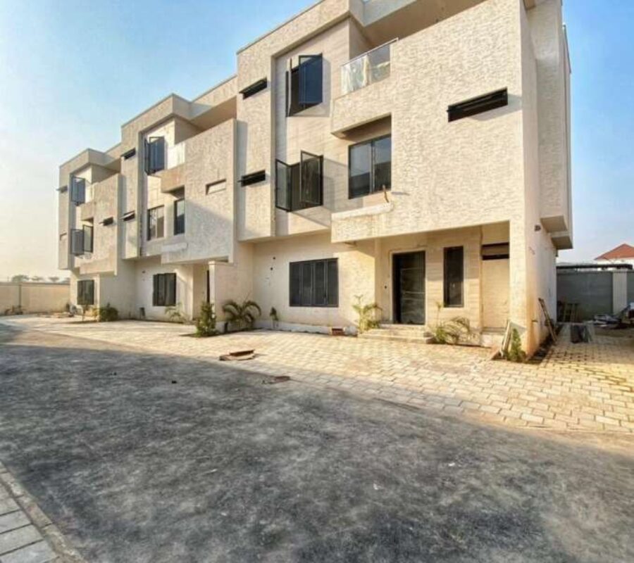 Spacious 4 bedroom terrace duplex with a room Bq