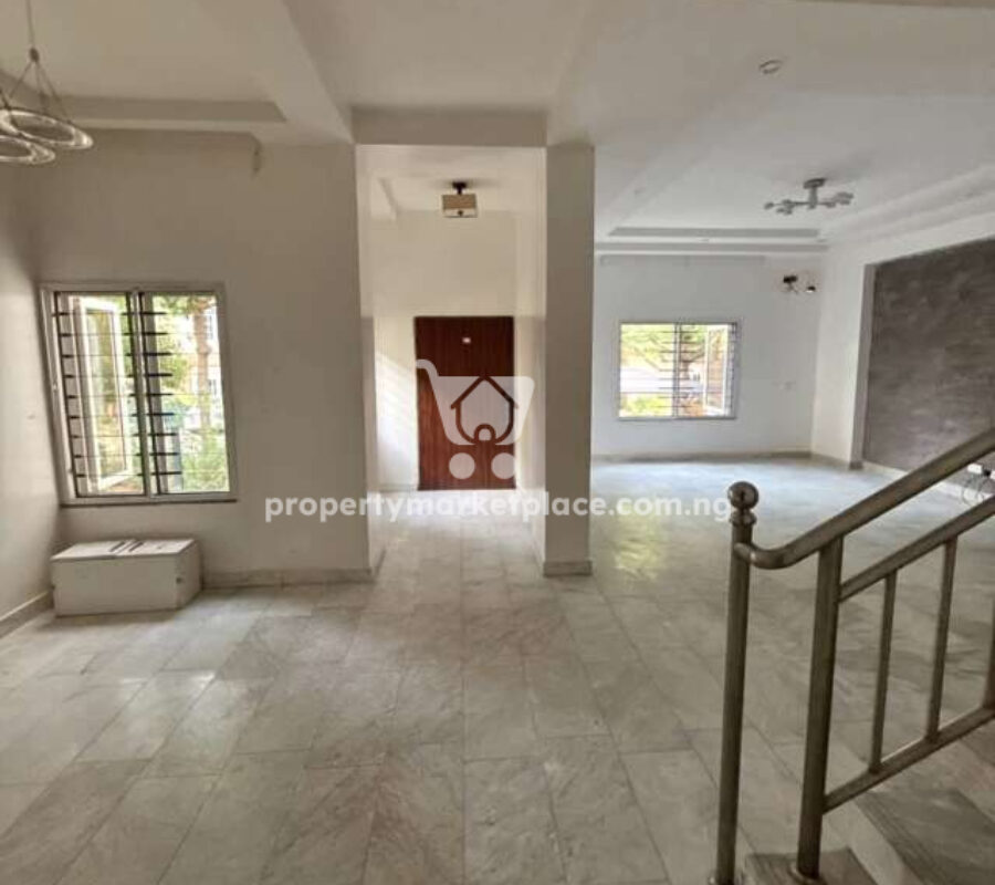 Spacious 3 bedroom terrace duplex (corner unit)