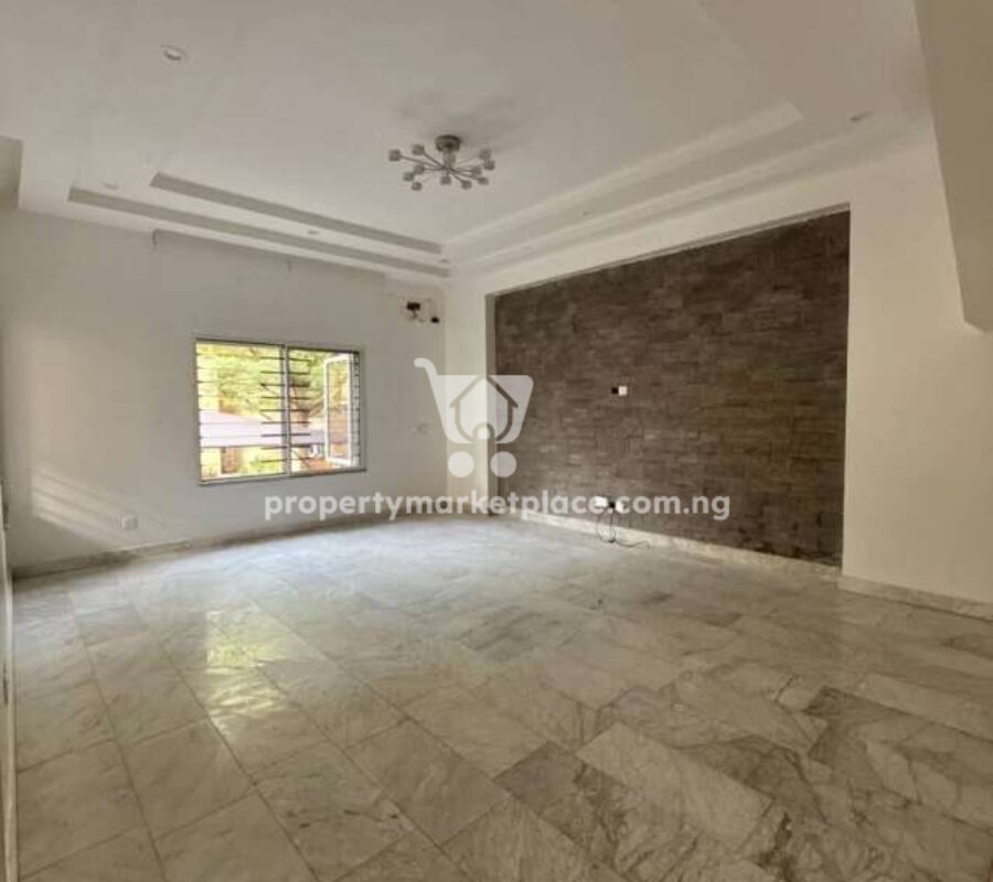 Spacious 3 bedroom terrace duplex (corner unit)