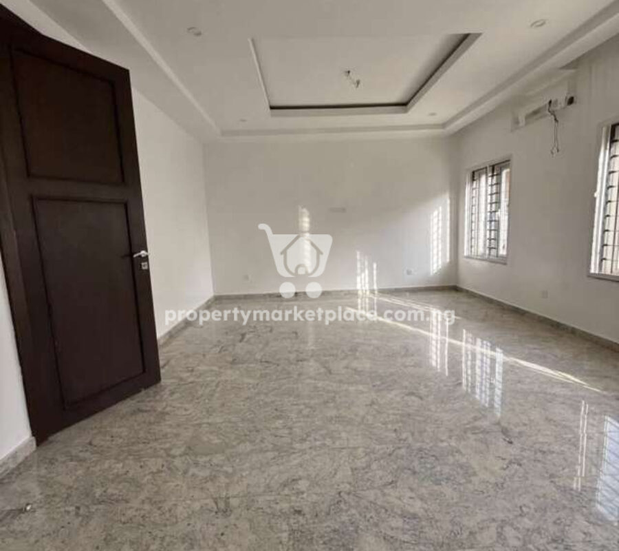 Spacious 3 bedroom terrace duplex (corner unit)