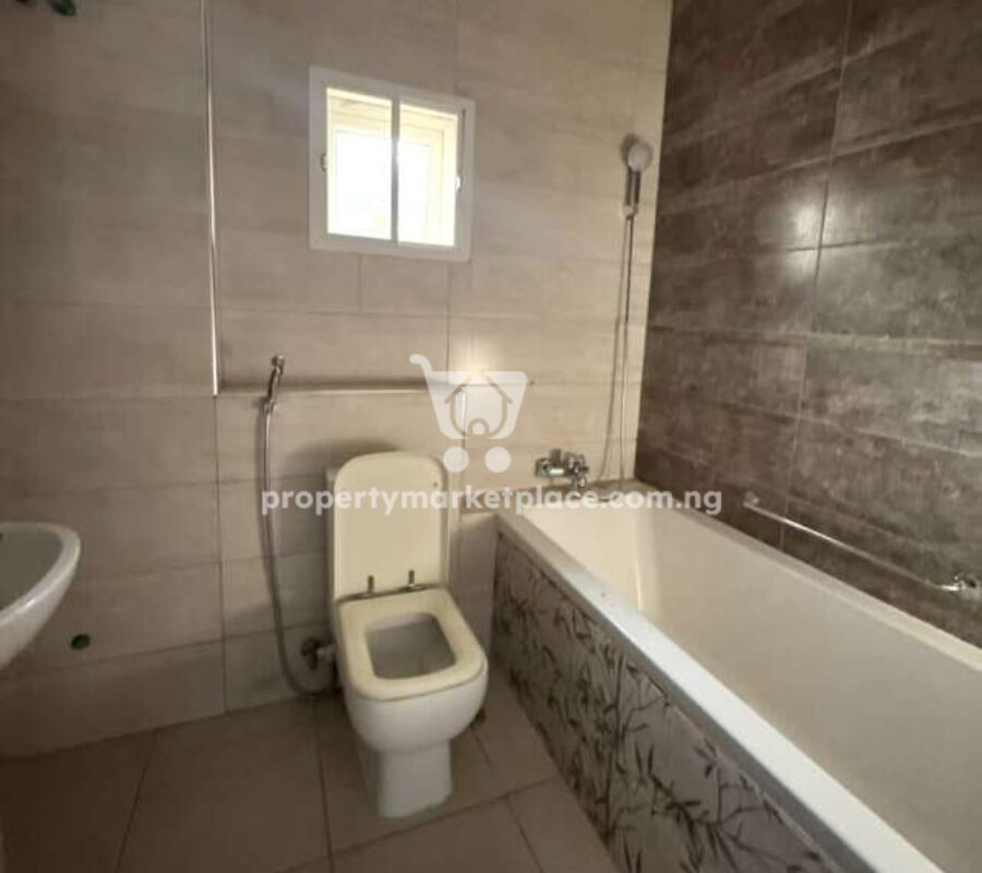 Spacious 3 bedroom terrace duplex (corner unit)