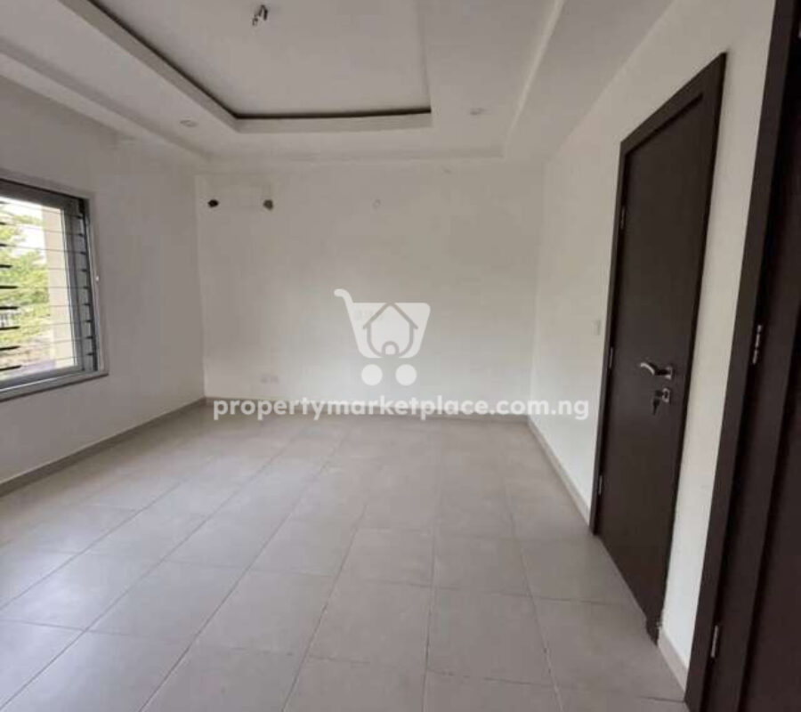 Spacious 3 bedroom terrace duplex (corner unit)