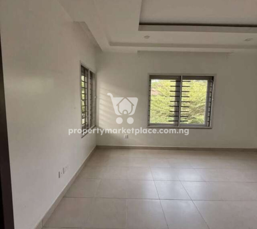 Spacious 3 bedroom terrace duplex (corner unit)