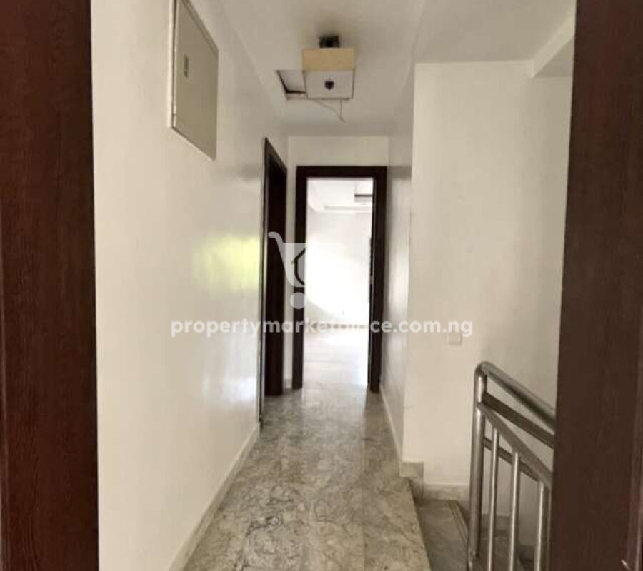 Spacious 3 bedroom terrace duplex (corner unit)