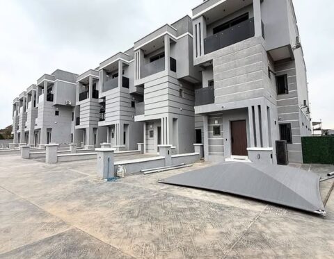 Spacious 4 bedroom terrace duplex with a room Bq