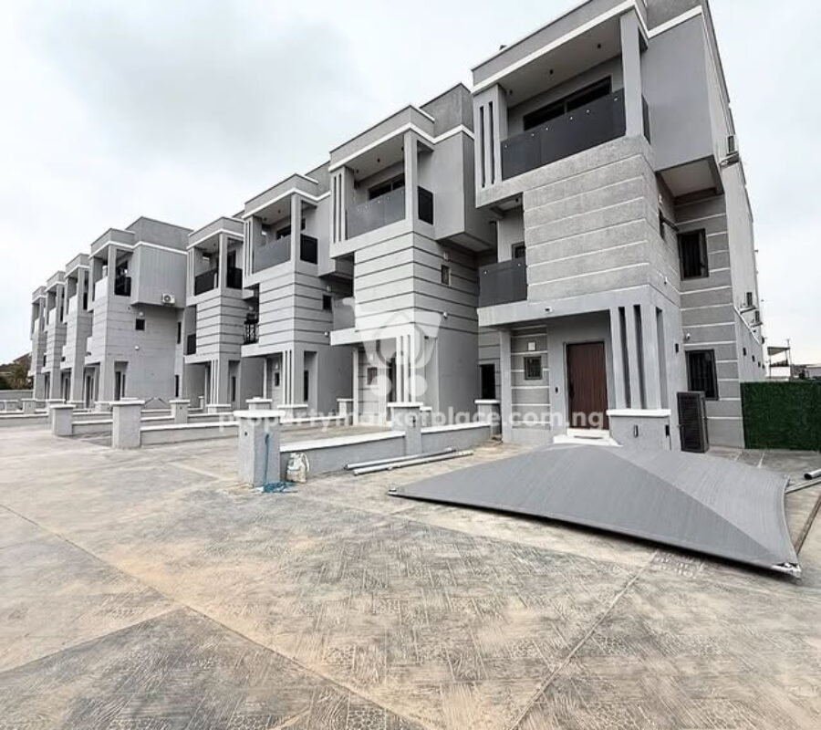 Spacious 4 bedroom terrace duplex with a room Bq