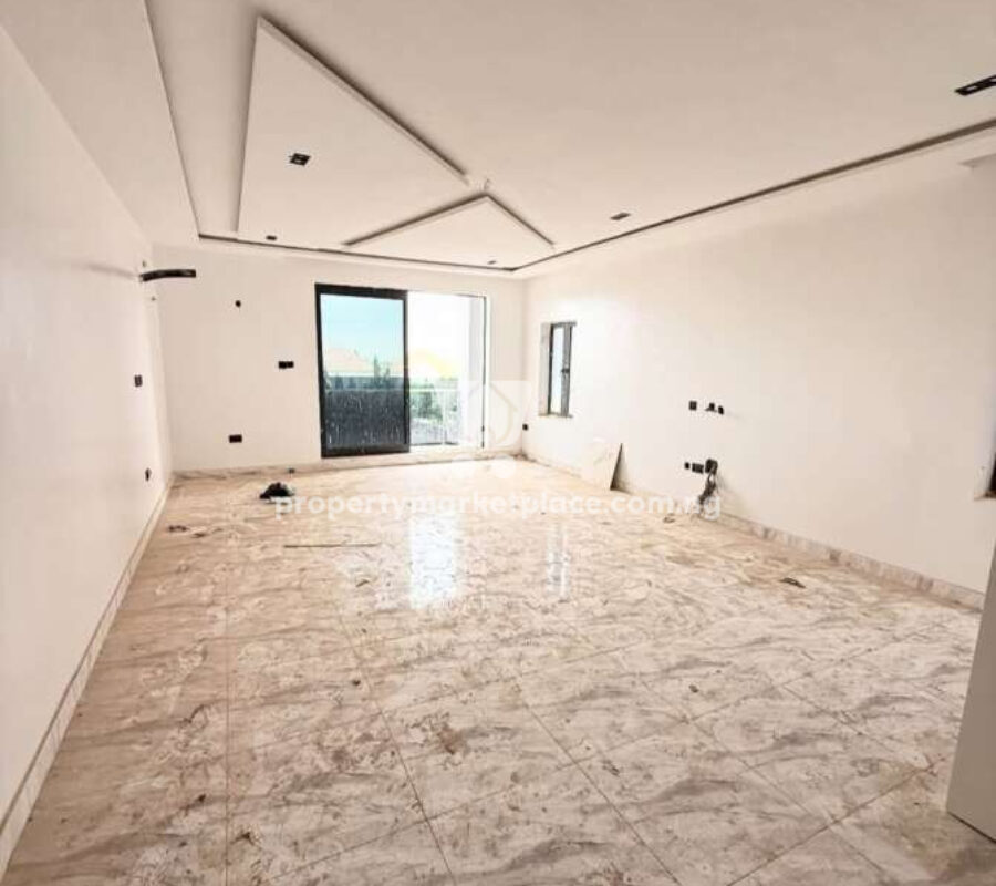 Spacious 4 bedroom terrace duplex with a room Bq
