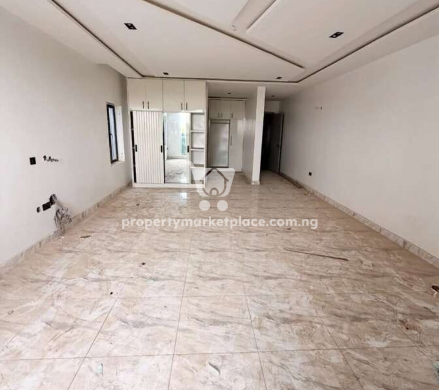 Spacious 4 bedroom terrace duplex with a room Bq
