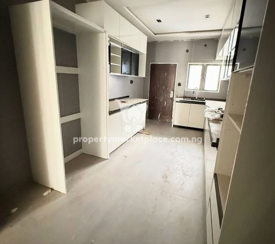 Spacious 4 bedroom terrace duplex with a room Bq