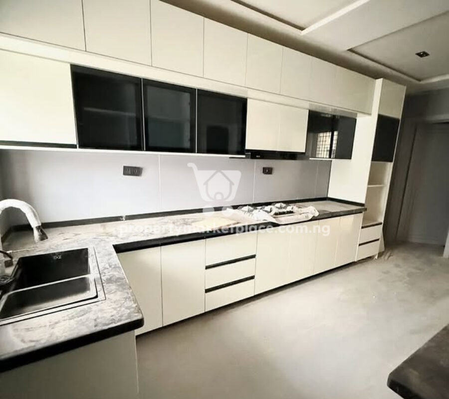 Spacious 4 bedroom terrace duplex with a room Bq