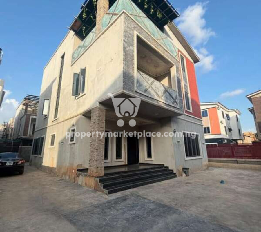 Nicely finished 5 bedroom detached duplex in a nice area