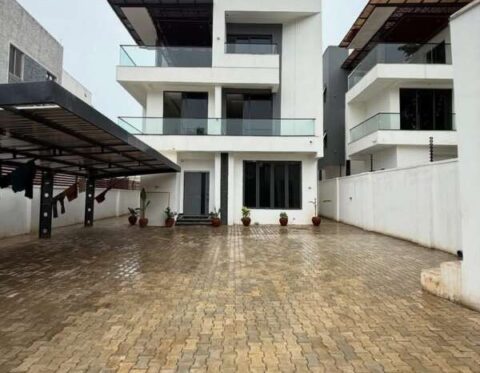 Massive 5 bedroom detached duplex with 2 rooms Bq