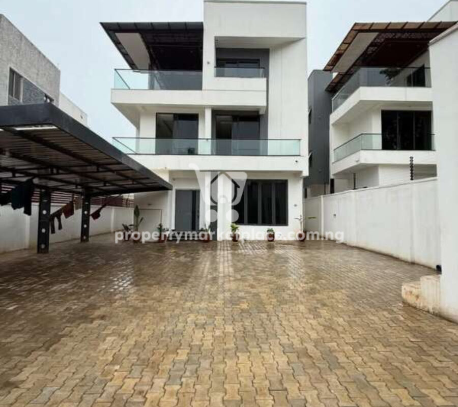 Massive 5 bedroom detached duplex with 2 rooms Bq