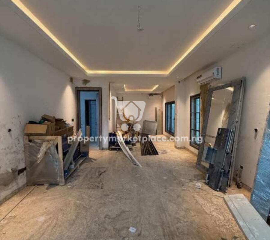 Massive 5 bedroom detached duplex with 2 rooms Bq