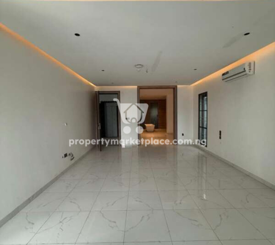 Massive 5 bedroom detached duplex with 2 rooms Bq