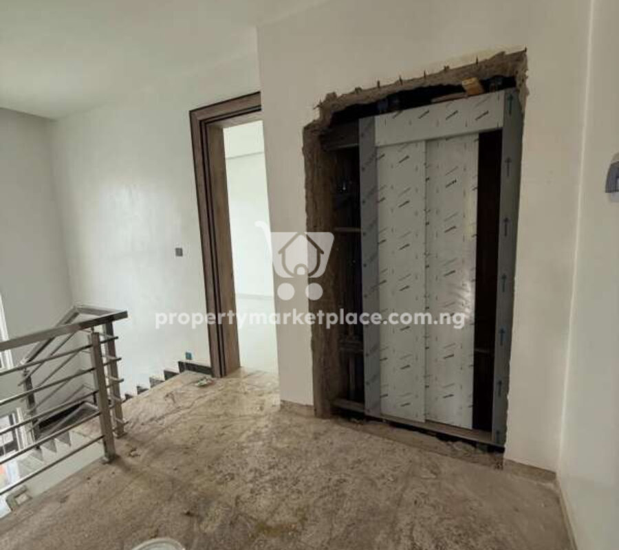 Massive 5 bedroom detached duplex with 2 rooms Bq