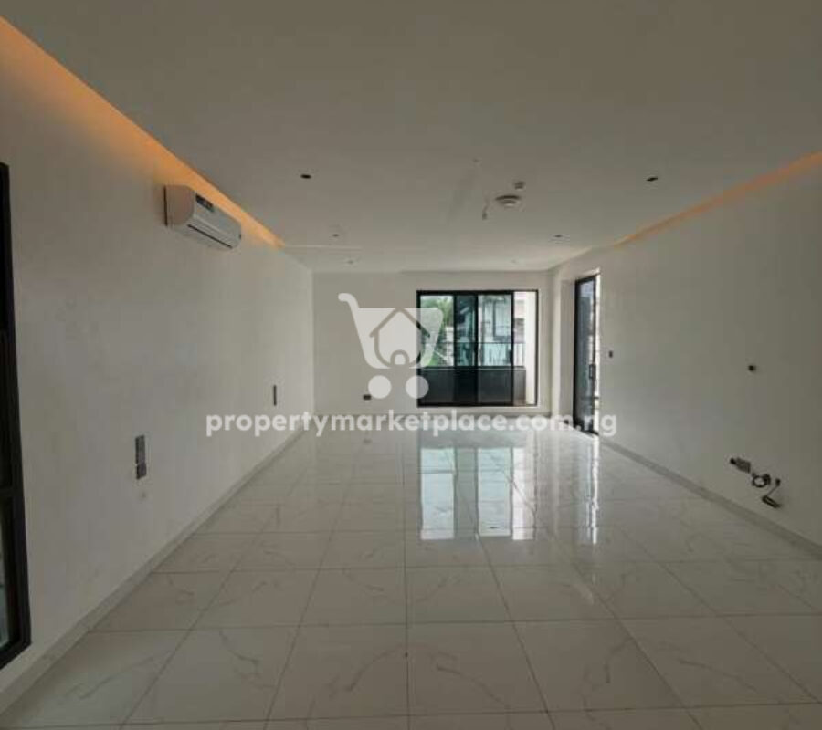 Massive 5 bedroom detached duplex with 2 rooms Bq