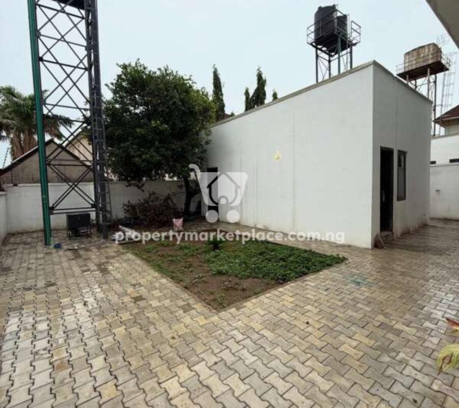 Massive 5 bedroom detached duplex with 2 rooms Bq