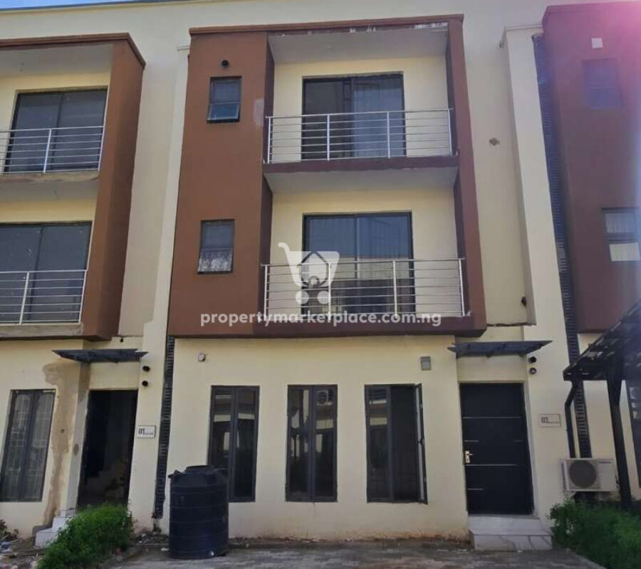 Spacious 4 bedroom terrace duplex with a room Bq