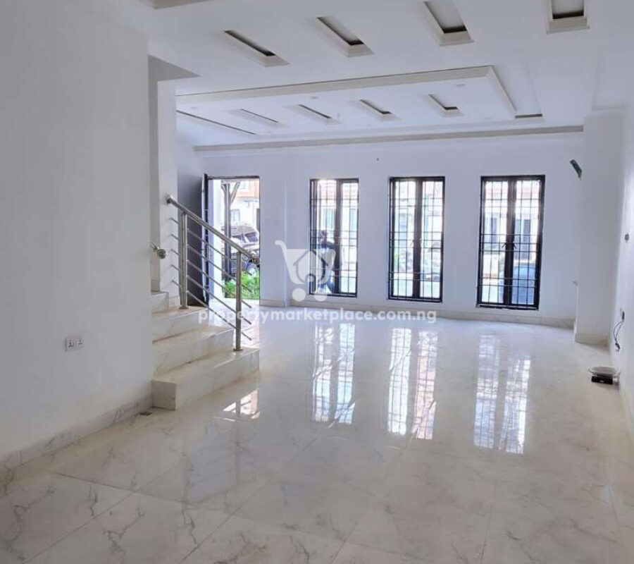 Spacious 4 bedroom terrace duplex with a room Bq