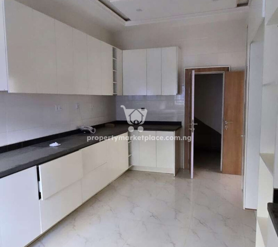 Spacious 4 bedroom terrace duplex with a room Bq