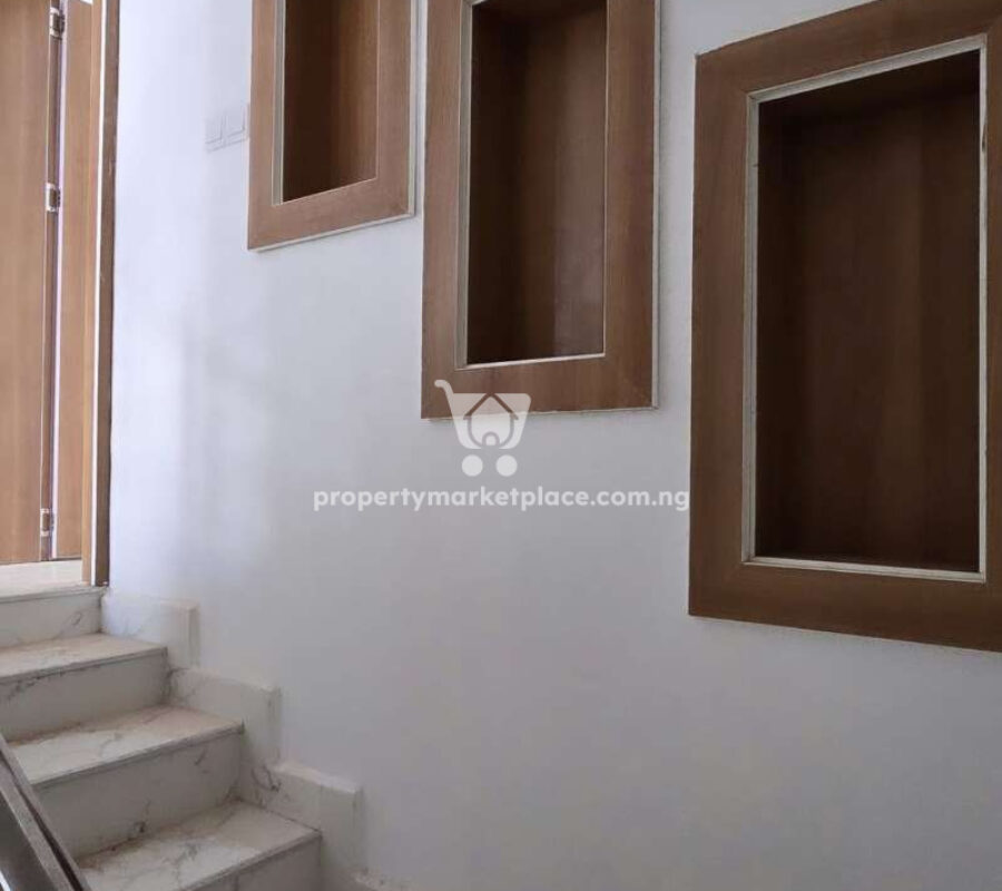 Spacious 4 bedroom terrace duplex with a room Bq