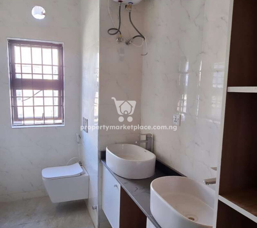 Spacious 4 bedroom terrace duplex with a room Bq