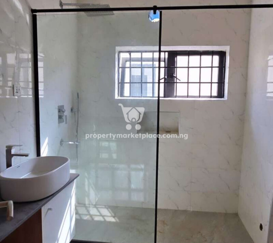 Spacious 4 bedroom terrace duplex with a room Bq