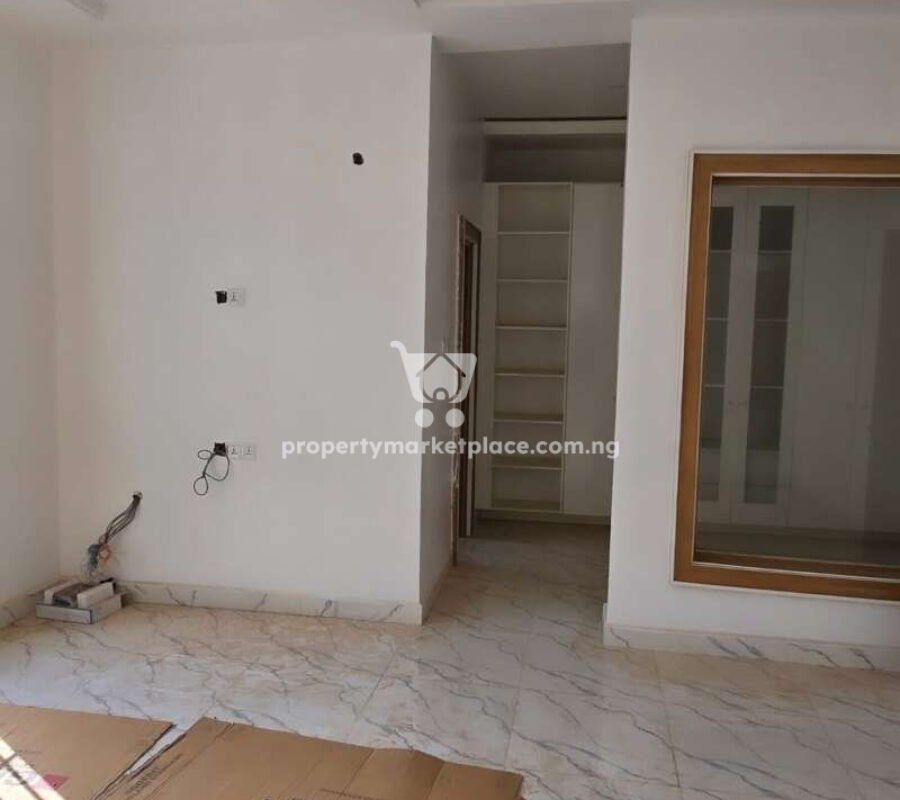 Spacious 4 bedroom terrace duplex with a room Bq
