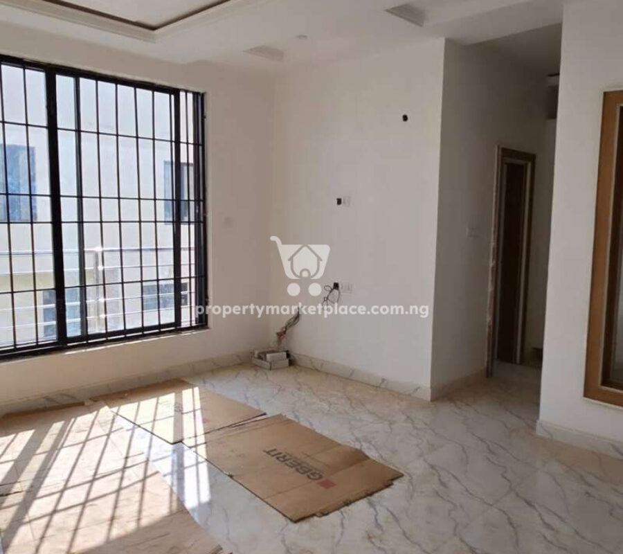 Spacious 4 bedroom terrace duplex with a room Bq