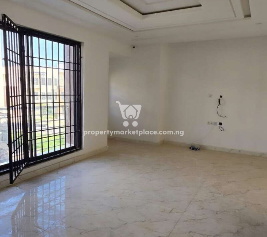 Spacious 4 bedroom terrace duplex with a room Bq