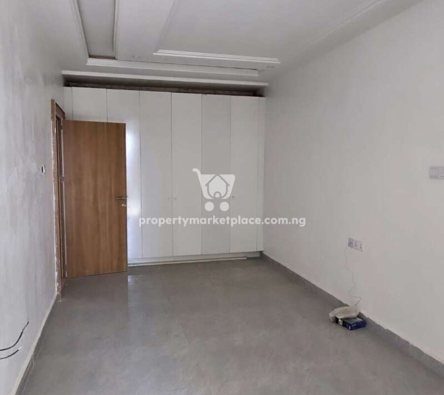 Spacious 4 bedroom terrace duplex with a room Bq