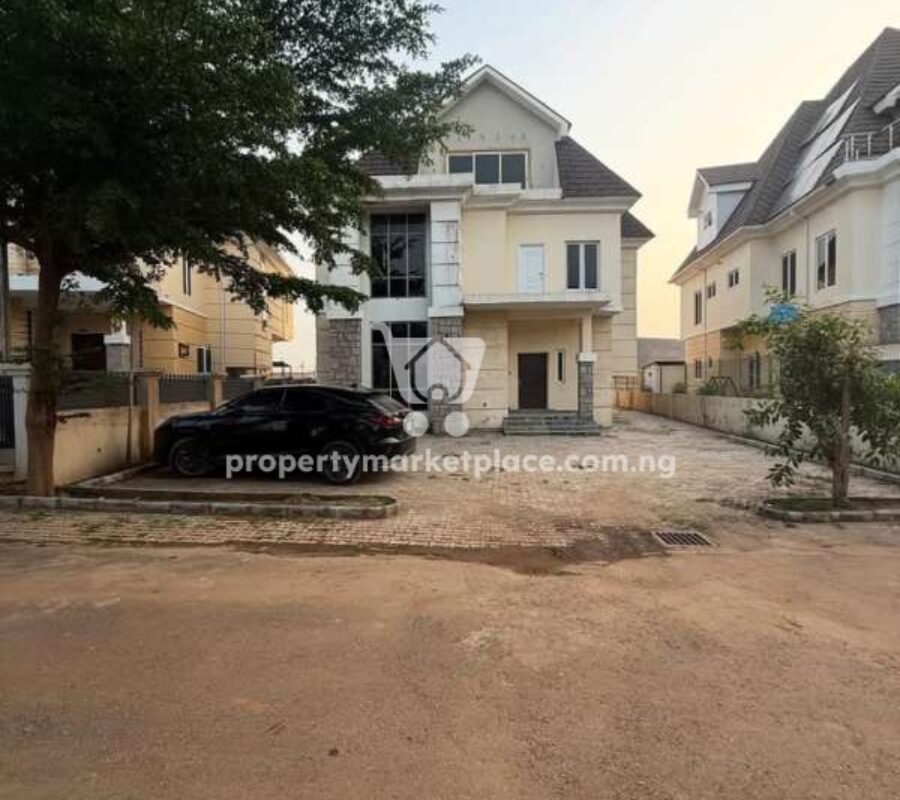 Spacious 5 bedroom detached duplex with a room Bq