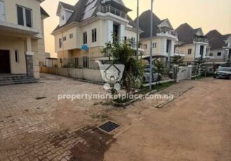 Spacious 5 bedroom detached duplex with a room Bq