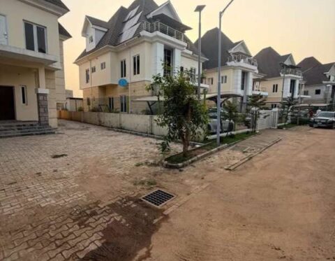 Spacious 5 bedroom detached duplex with a room Bq