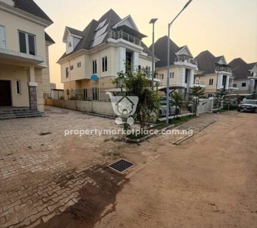 Spacious 5 bedroom detached duplex with a room Bq