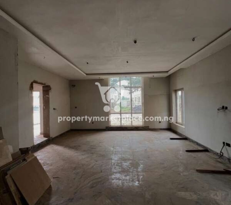 Spacious 5 bedroom detached duplex with a room Bq