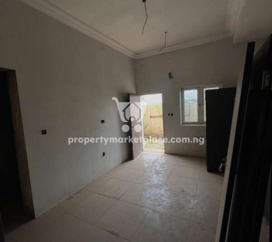 Spacious 5 bedroom detached duplex with a room Bq