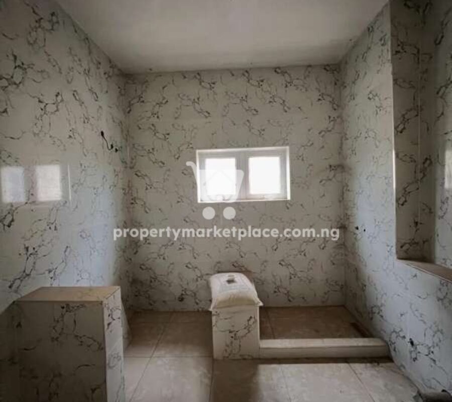 Spacious 5 bedroom detached duplex with a room Bq