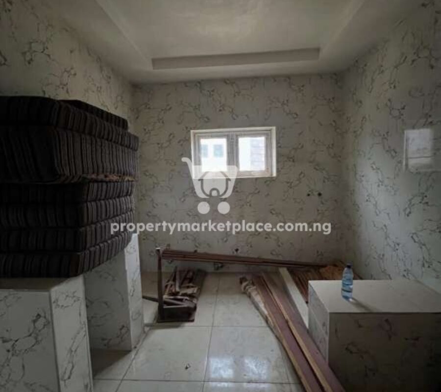 Spacious 5 bedroom detached duplex with a room Bq
