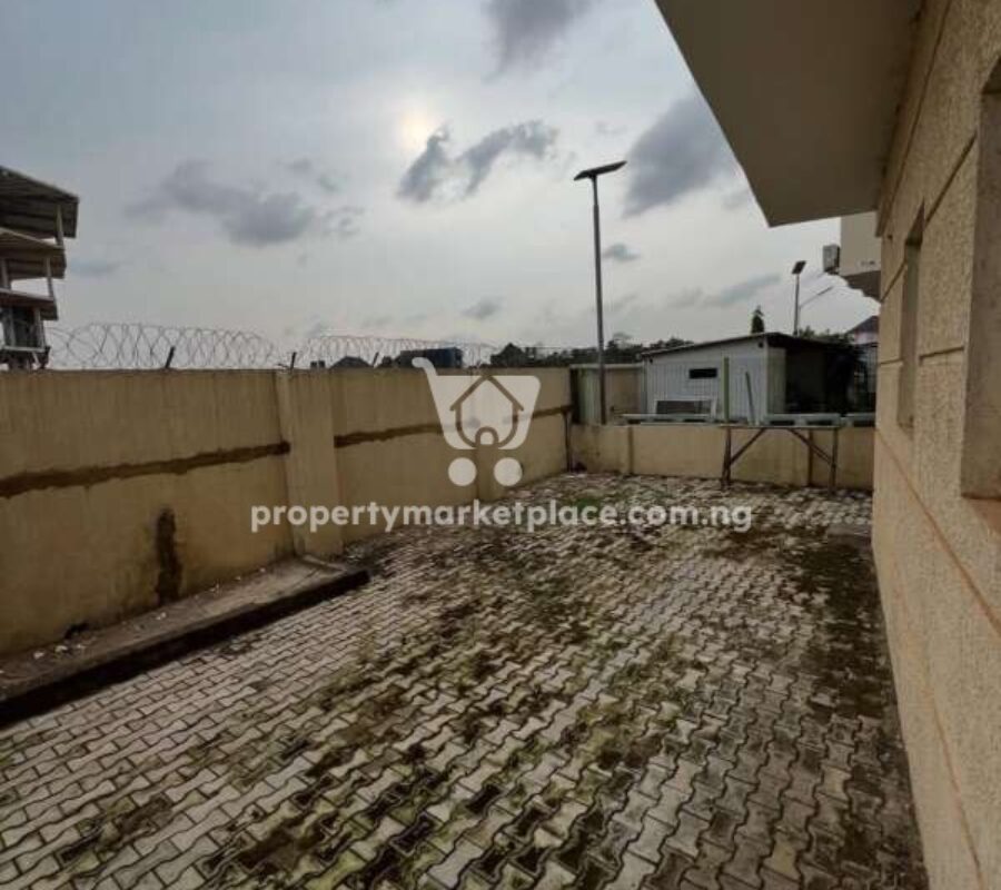 Spacious 5 bedroom detached duplex with a room Bq