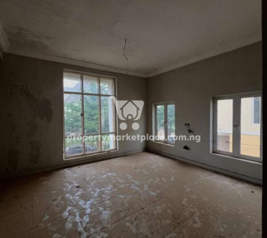 Spacious 5 bedroom detached duplex with a room Bq