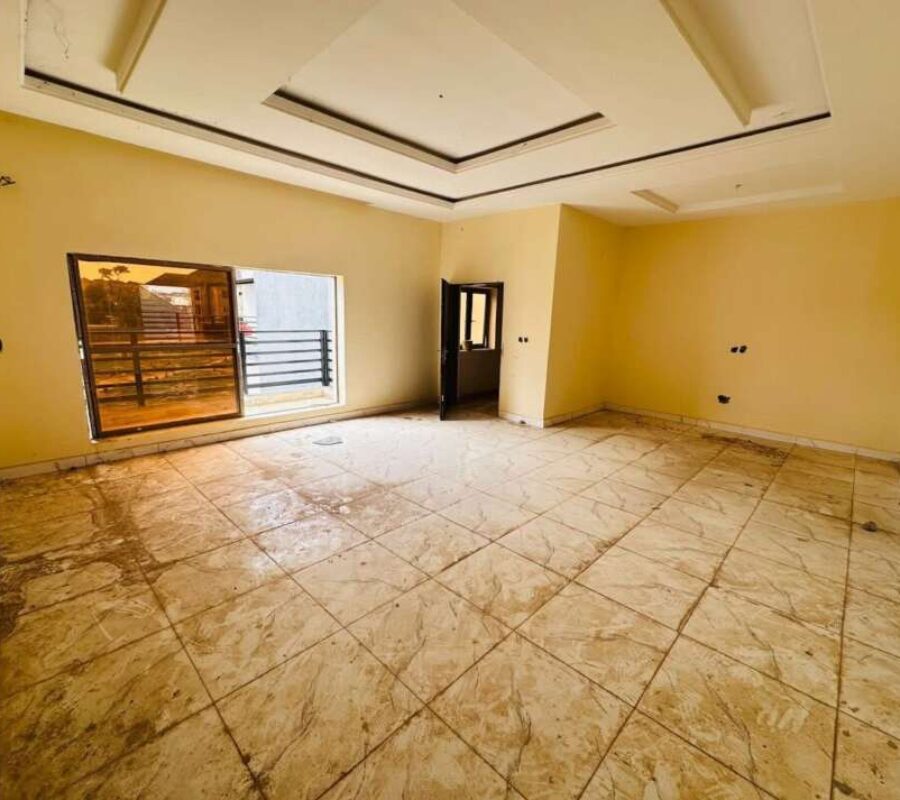 Spacious 3 bedroom flat in a nice area with tarred roads