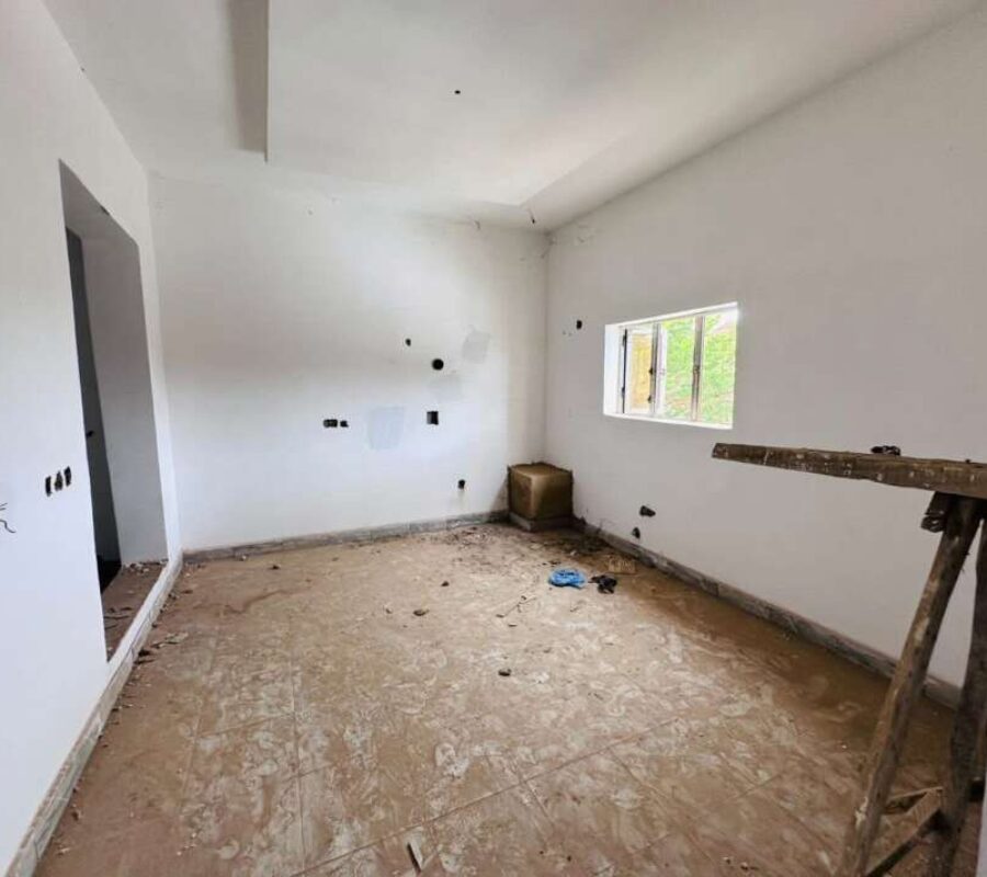 Spacious 3 bedroom flat in a nice area with tarred roads