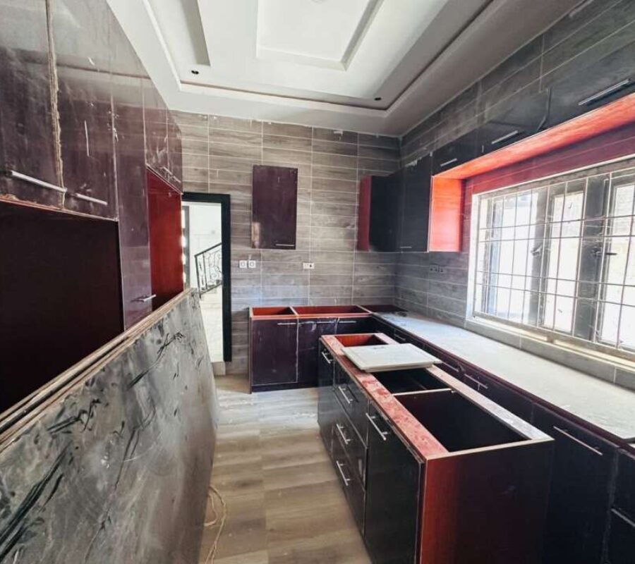 Spacious 4 bedroom detached duplex with 2 rooms boys quarter