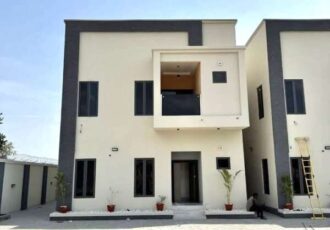 Massive 5 bedroom semi-detached duplex with a room Bq