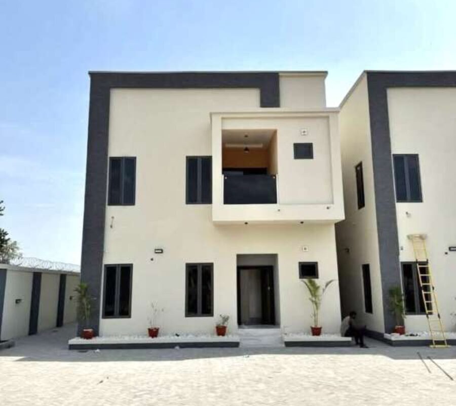 Massive 5 bedroom semi-detached duplex with a room Bq