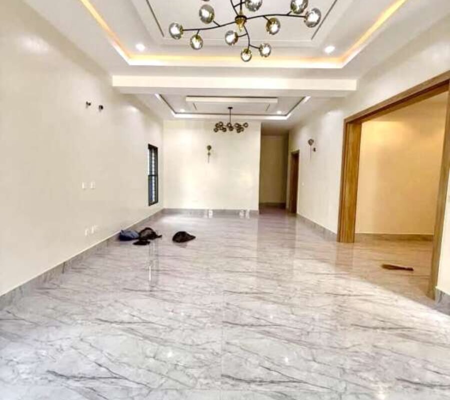 Massive 5 bedroom semi-detached duplex with a room Bq
