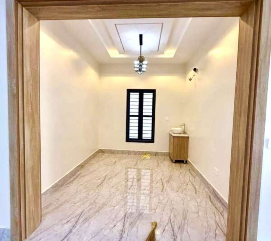 Massive 5 bedroom semi-detached duplex with a room Bq