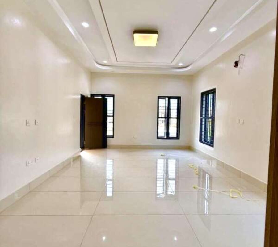 Massive 5 bedroom semi-detached duplex with a room Bq